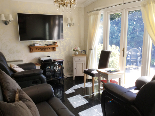 Lounge Holidays at Hollyhocks - Olde Smithy Bungalows, Welcombe - North Devon
